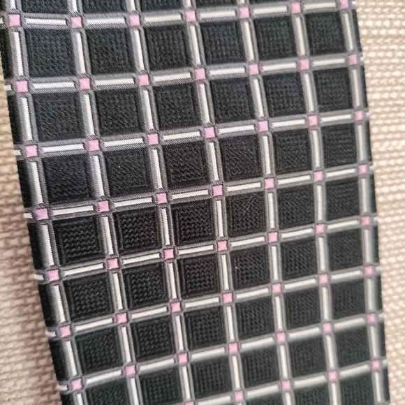 Daniel Cremieux Tie Mens Hand Made USA 100% Silk Geometric Black w/ Pink Long - Picture 4 of 10